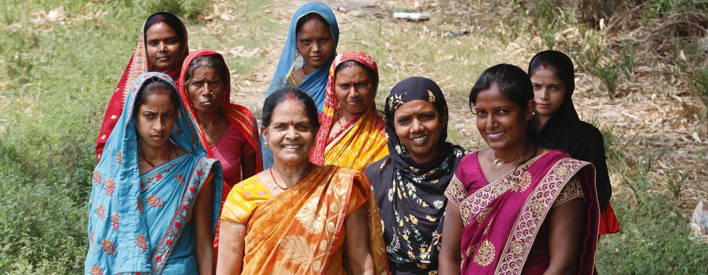 印度比哈尔邦穆扎法尔布尔市的昌达·德维 (Chanda Devi) 和其他女农民。