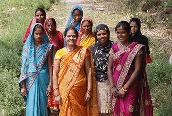 अन्य महिला किसानों के साथ, चंदा देवी.