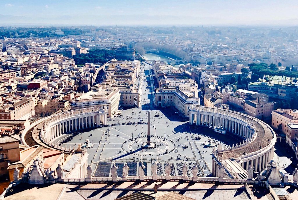 Mtazamo wa angani wa Jiji la Vatikani na Roma kutoka juu ya Basilica ya Mtakatifu Petro.