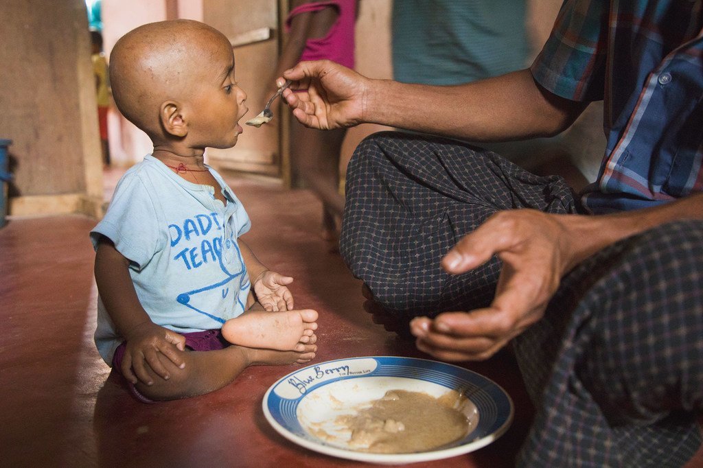 Un niño es alimentado en Cox Bazar, en Bangladesh. El COVID-19 puede aumentar el hambre en el mundo.