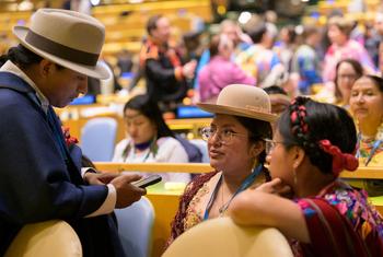 Vista de um dos participantes durante a abertura da 23ª Sessão do Fórum Permanente sobre Questões Indígenas.