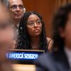 Mmoja wa Mswashiriki wa Jukwaa la Vijana la Baraza UN la Kiuchumi na Kijamii (ECOSOC) akifuatilia mijadala katika Makao Makuu ya Umoja wa Mataifa mjini New York., Marekani.