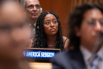 Un participant assiste au Forum des jeunes du Conseil économique et social (ECOSOC) au Siège de l'ONU à New York.