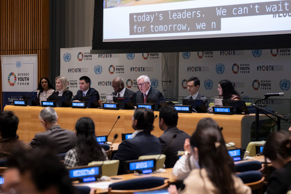 Table ronde d'intervenants au Forum des jeunes de l'ECOSOC sur le thème « La jeunesse à l'avant-garde : tirer parti de la science et de l'inclusion sociale pour un développement durable ».