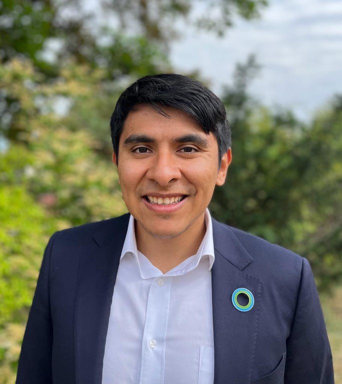 Portrait of Alfredo Giron, Head of the Ocean Action Agenda at the World Economic Forum, smiling outdoors.