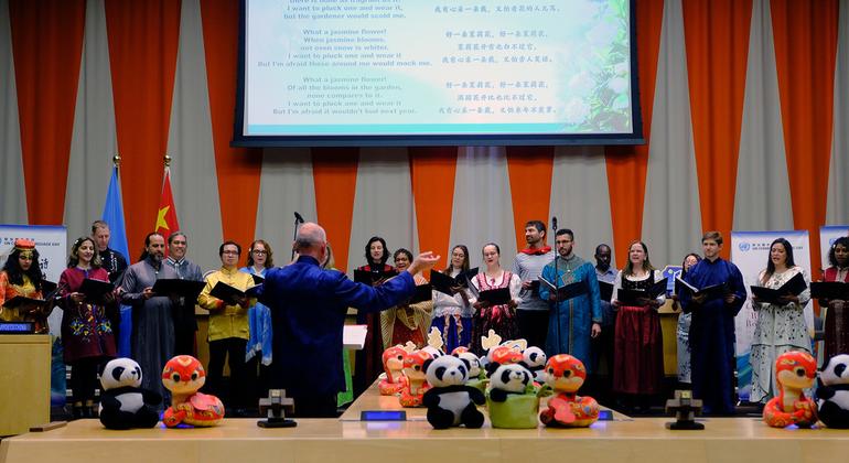 联合国合唱团在中文日庆祝活动上献唱茉莉花。
