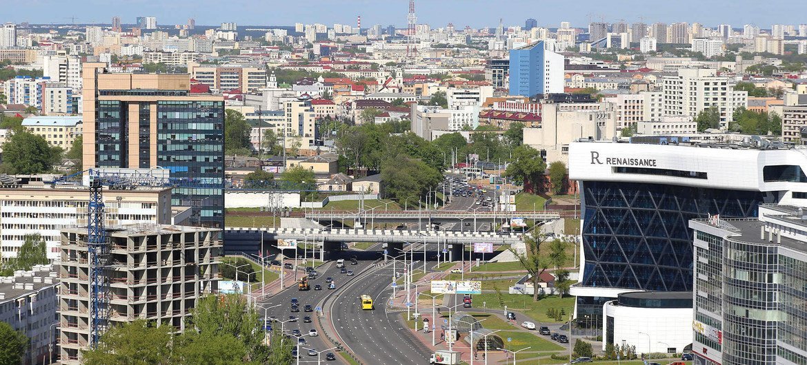 Минск, столица Беларуси, продолжает жить обычной жизнью
