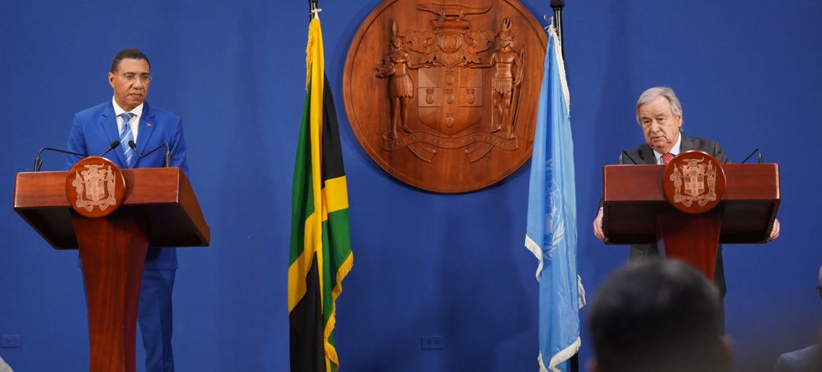 الأمين العام أنطونيو غوتيريش ورئيس وزراء جامايكا أندرو هولنس يعقدان مؤتمرا صحفيا مشتركا في كينغستون، جامايكا.