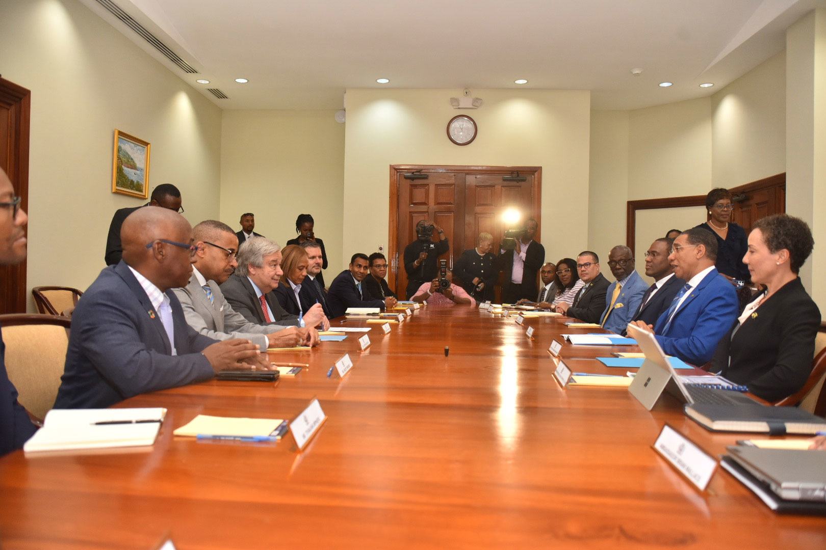 الأمين العام أنطونيو غوتيريش والوفد المرافق له خلال اجتماعهم الثنائي مع رئيس وزراء جامايكا أندرو هولنس وأعضاء في حكومته.