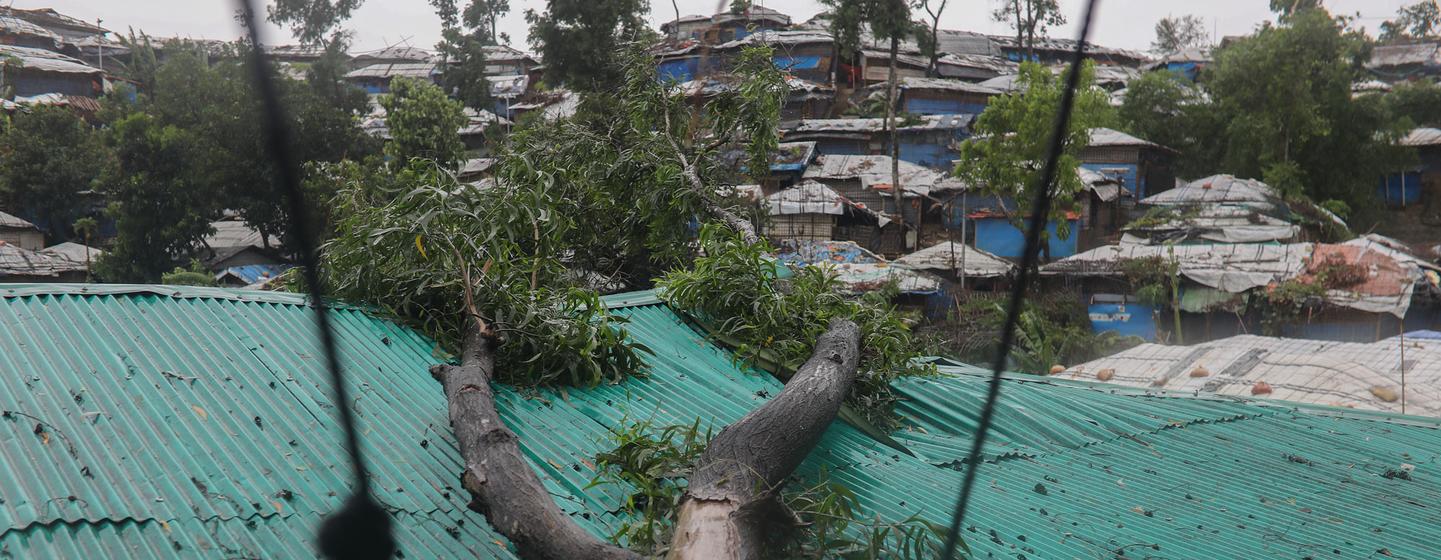 Le cyclone Mocha a apporté de fortes pluies et des vents violents en traversant un camp de réfugiés Rohingya à Teknaf, Cox's Bazar, Bangladesh, le 14 mai 2023.