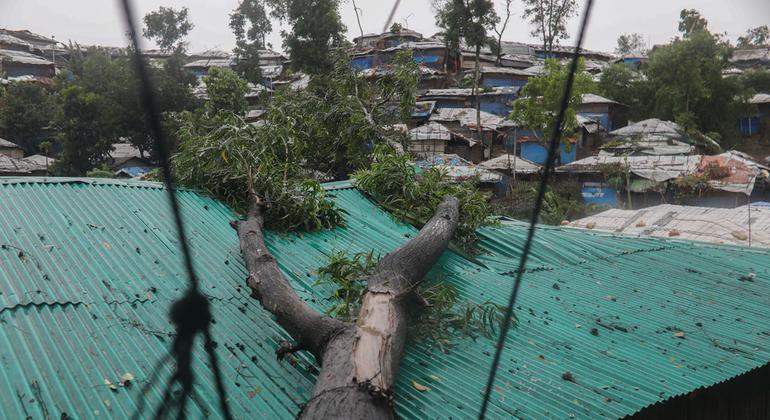 मोका तूफ़ान से बांग्लादेश के रोहिंज़्या शरणार्थी शिविर के अस्थाई आश्रय स्थलों को बहुत क्षति पहुँची.