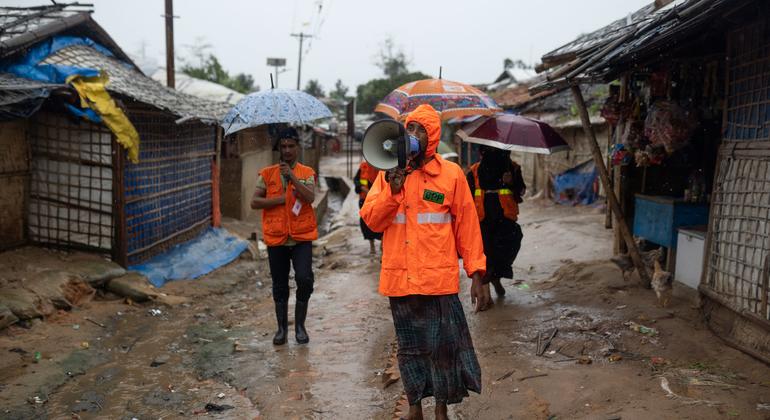 بنگلہ دیش کے علاقے کاکس بازار میں طوفان موچا کی آمد بارے لوگوں کو خبردار کیا جا رہا ہے۔