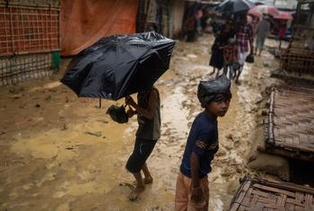 बांग्लादेश के कॉक्सेस बाज़ार शरणार्थी शिविर में तूफ़ान मोका का असर.