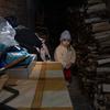 Трехлетняя девочка вынуждена укрываться от продолжающегося обстрела в подвале в городе Лиман, Украина.