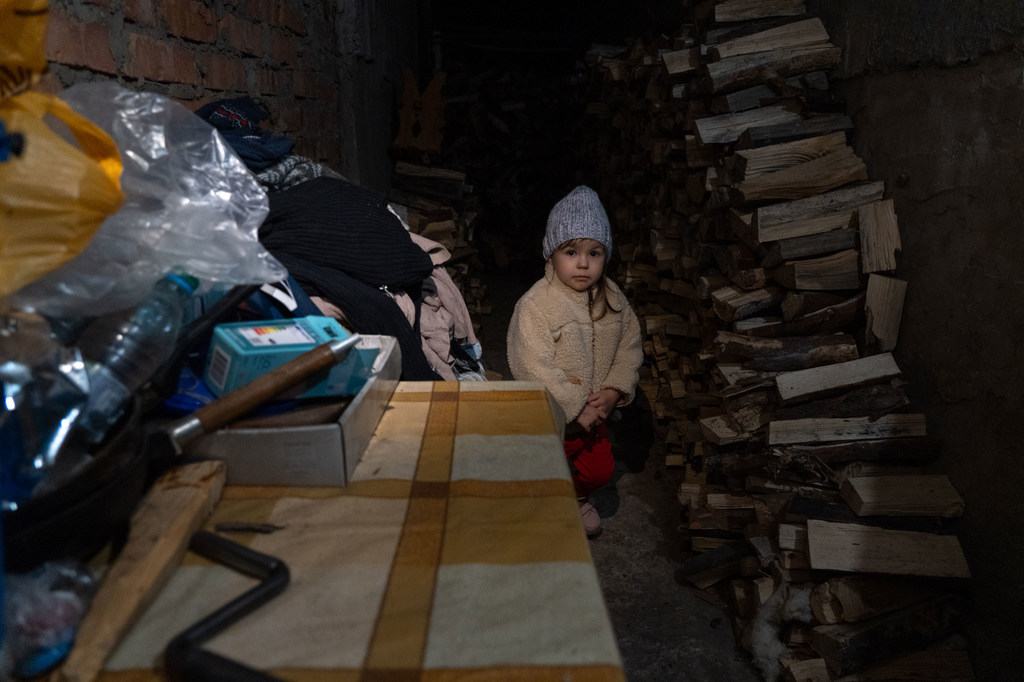 Une fillette de trois ans est forcée de s'abriter de bombardements avec sa famille dans un sous-sol sombre et humide à Lyman, en Ukraine.