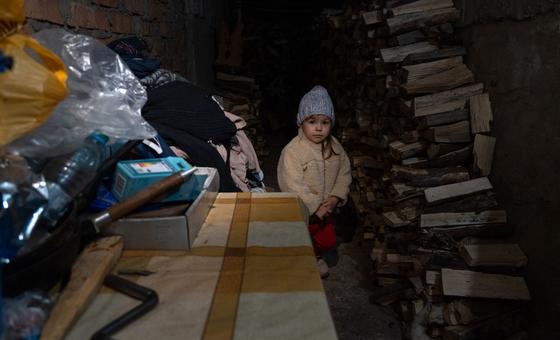 Una niña de tres años se ve obligada a refugiarse de los continuos bombardeos con su familia en un sótano oscuro y húmedo en Lyman, Ucrania.