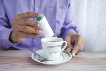 تستخدم المحليات غير السكرية بصورة شائعة لتحلية القهوة والشاي.