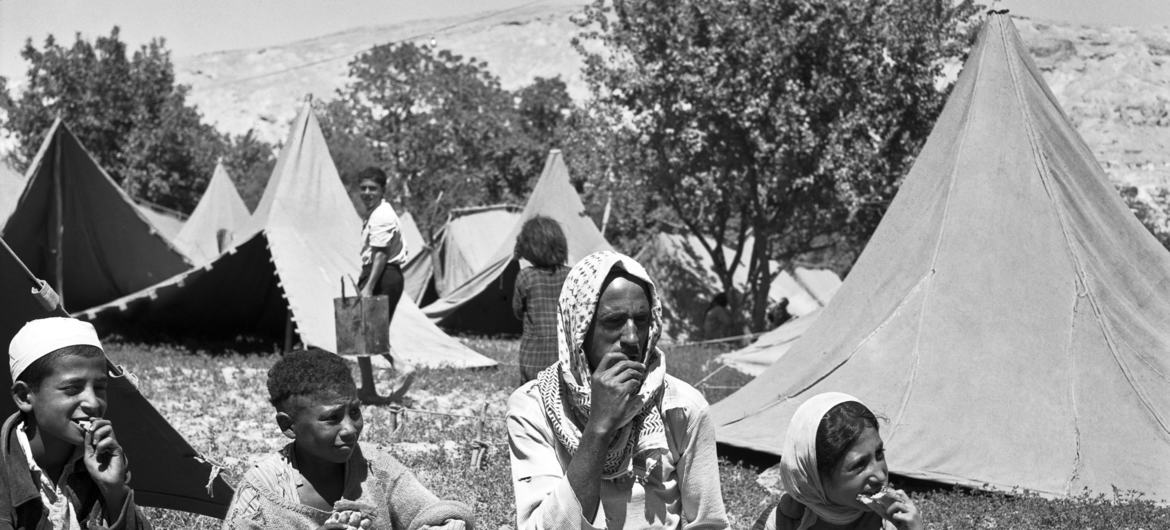 لاجئون فلسطينيون شردوا من ديارهم في عام 1948.