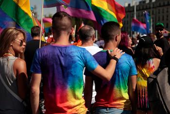 全世界仍有 67 个国家将同性关系定为犯罪，其中 10 个国家会对此判处死刑。
