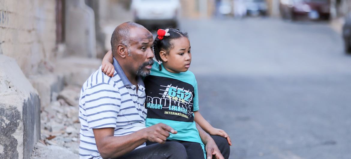 الآلاف من الأسر والأطفال السودانيين يفرون من الصراع إلى البلدان المجاورة.