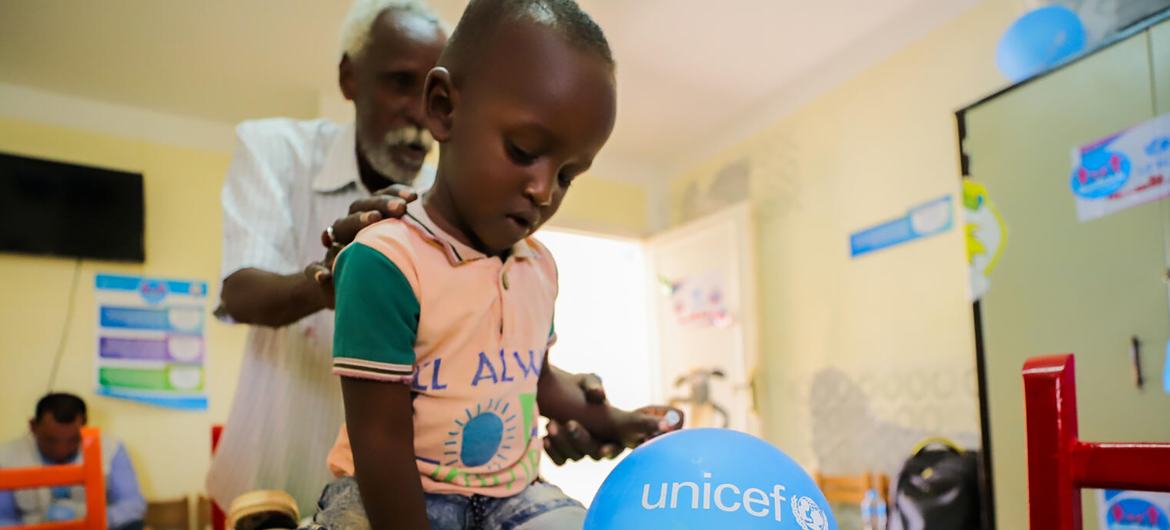 Les autorités locales d'Assouan, en Égypte, et l'UNICEF ont ouvert un espace adapté aux enfants pour apporter un soutien aux enfants et à leurs familles fuyant le Soudan.