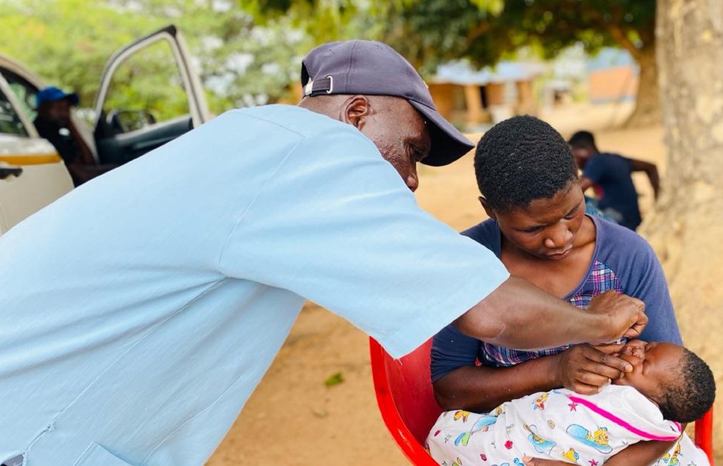 Un agent de santé administre des gouttes de vitamine A à un bébé au Malawi. 