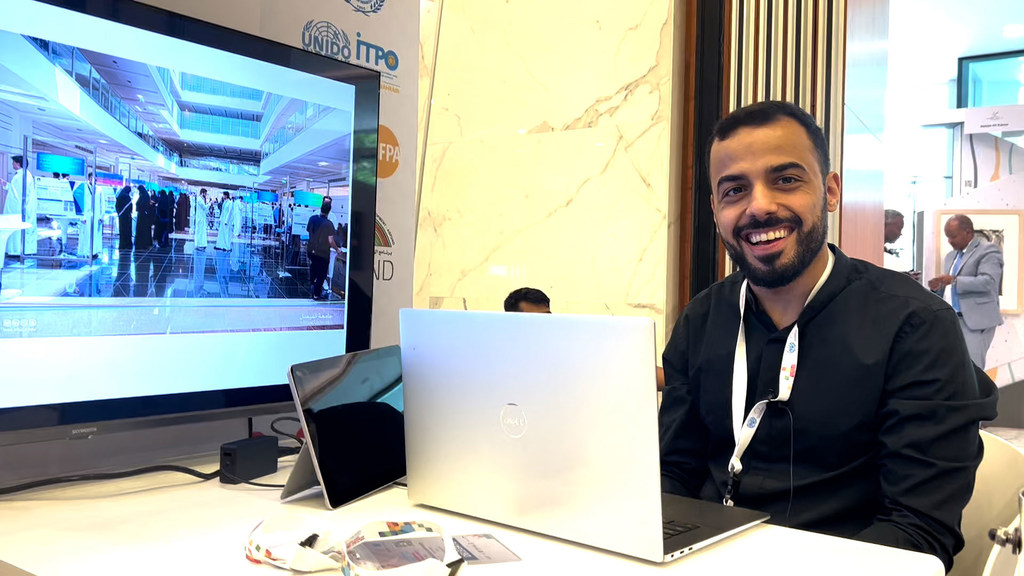 عبد الله شبانة من المملكة العربية السعودية، وفكرته في التصميم التشاركي، أثناء وجوده في المنتدى العالمي لرواد الأعمال والاستثمار 2024.