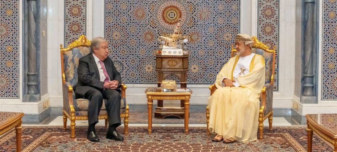 الأمين العام للأمم المتحدة يلتقي سلطان عمان هيثم بن طارق في العاصمة العمانية مسقط.