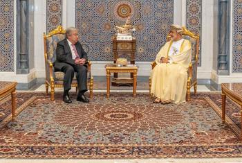 الأمين العام للأمم المتحدة يلتقي سلطان عمان هيثم بن طارق في العاصمة العمانية مسقط.