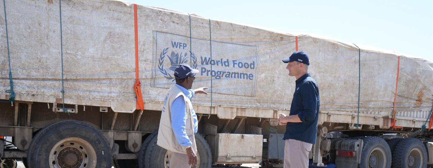 نائب المدير التنفيذي لبرنامج الأغذية العالمي، كارل سكاو، يزور فريق البرنامج في السودان لإيجاد سبل لتوسيع نطاق وصول المساعدات الإنسانية.