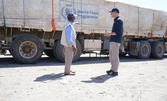 نائب المدير التنفيذي لبرنامج الأغذية العالمي، كارل سكاو، يزور فريق البرنامج في السودان لإيجاد سبل لتوسيع نطاق وصول المساعدات الإنسانية.