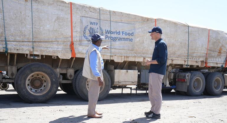 世界粮食计划署副执行主任卡尔·斯考在苏丹访问该组织团队，寻找扩大人道主义援助的途径。