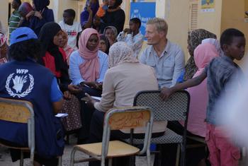 كارل سكاو نائب المديرة التنفيذية لبرنامج الأغذية العالمي يزور تجمعا للنازحين السودانيين الفارين من الحرب، في بورتسودان.