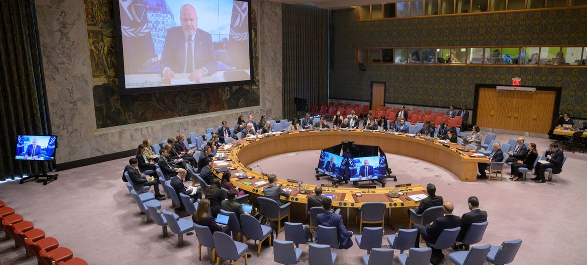 El fiscal de la Corte Penal Internacional, Karim Khan (en pantalla), informa a los miembros del Consejo de Seguridad de la ONU sobre la situación en Libia.