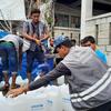 संयुक्त राष्ट्र की एजेंसियाँ, ​​​​बांग्लादेश में आश्रय स्थलों में लोगों को आवश्यक वस्तुएँ वितरित करते हुए.