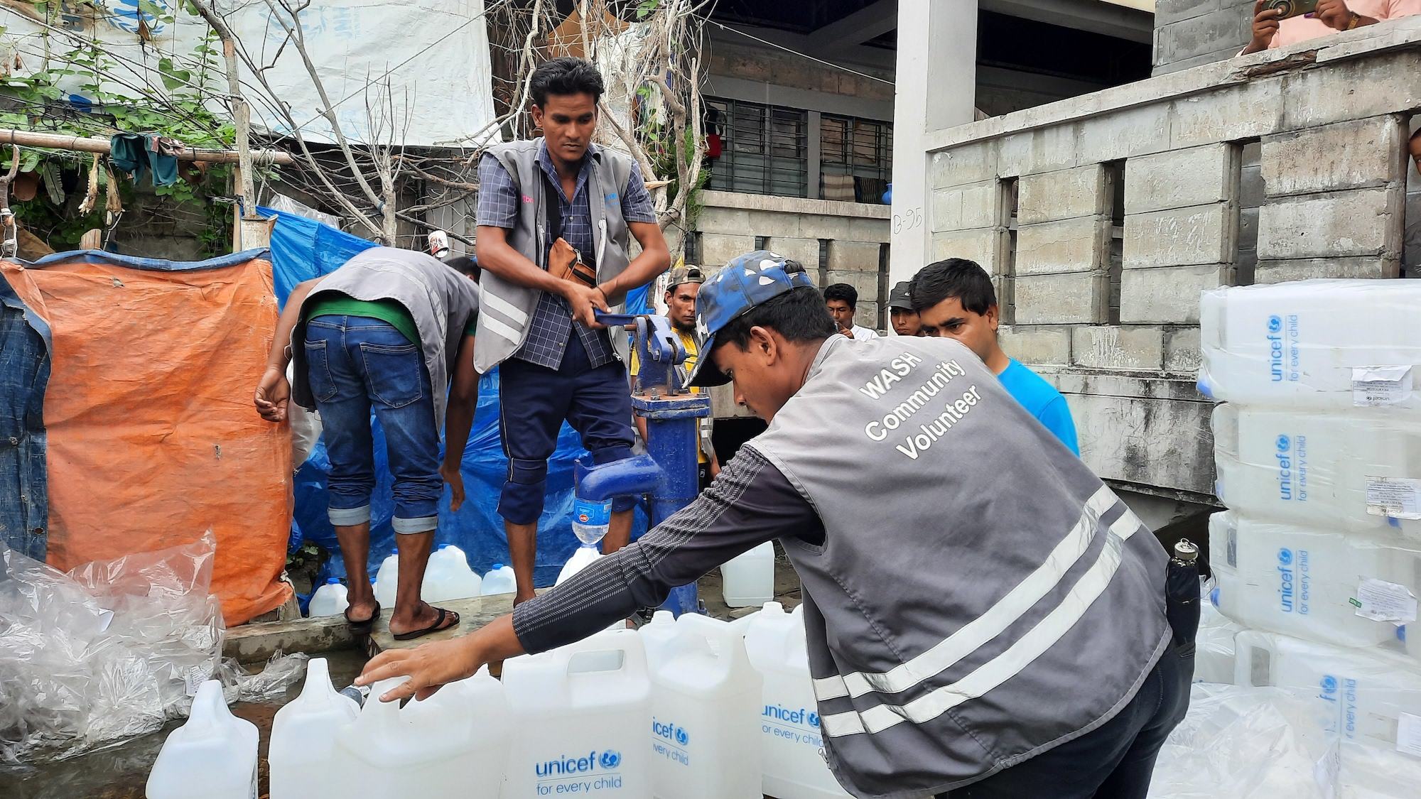 Les agences de l'ONU distribuent des produits de première nécessité aux personnes hébergées dans les abris cycloniques au Bangladesh.