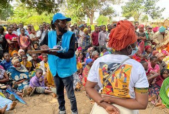 Proteção, abrigo, comida, água e saneamento são algumas das prioridades para os deslocados e a comunidade local.