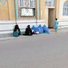 Mujeres y niños piden limosna frentea una mezquita en Herat, Afganistán. (Foto de archivo)