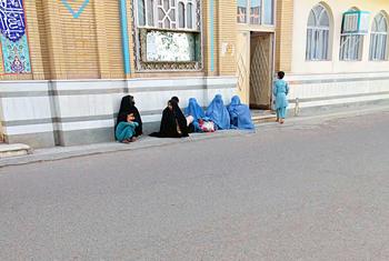 Mujeres y niños piden limosna frentea una mezquita en Herat, Afganistán. (Foto de archivo)