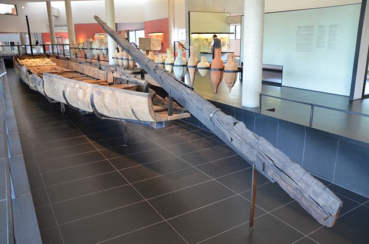 Древнеримский корабль «Арль-Рона 3» в музее древнего Арля департамента Буш-дю-Рон, Франция.