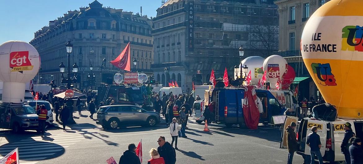 在新一轮反对退休制度改革的抗议活动开始之前，抗议者们在巴黎歌剧院门前聚集。（2023年2月7日摄）