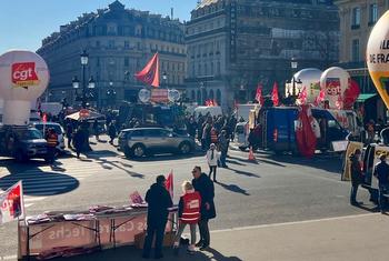 在新一轮反对退休制度改革的抗议活动开始之前，抗议者们在巴黎歌剧院门前聚集。（2023年2月7日摄）