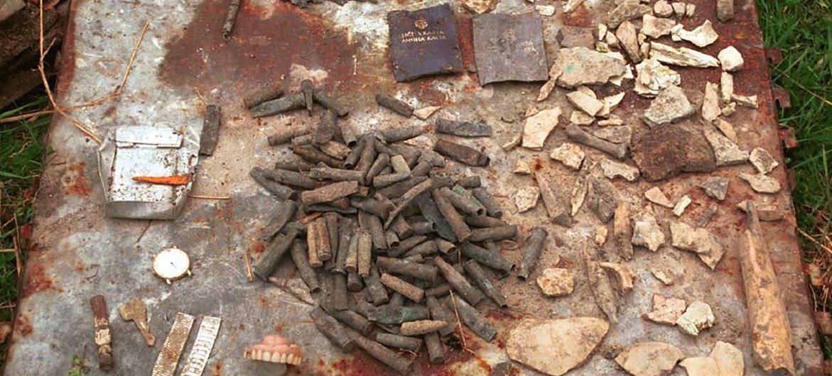 Los objetos recuperados en un almacén de la ex Yugoslavia donde se retenía a hombres y niños se utilizaron como prueba en juicios del TPIY.