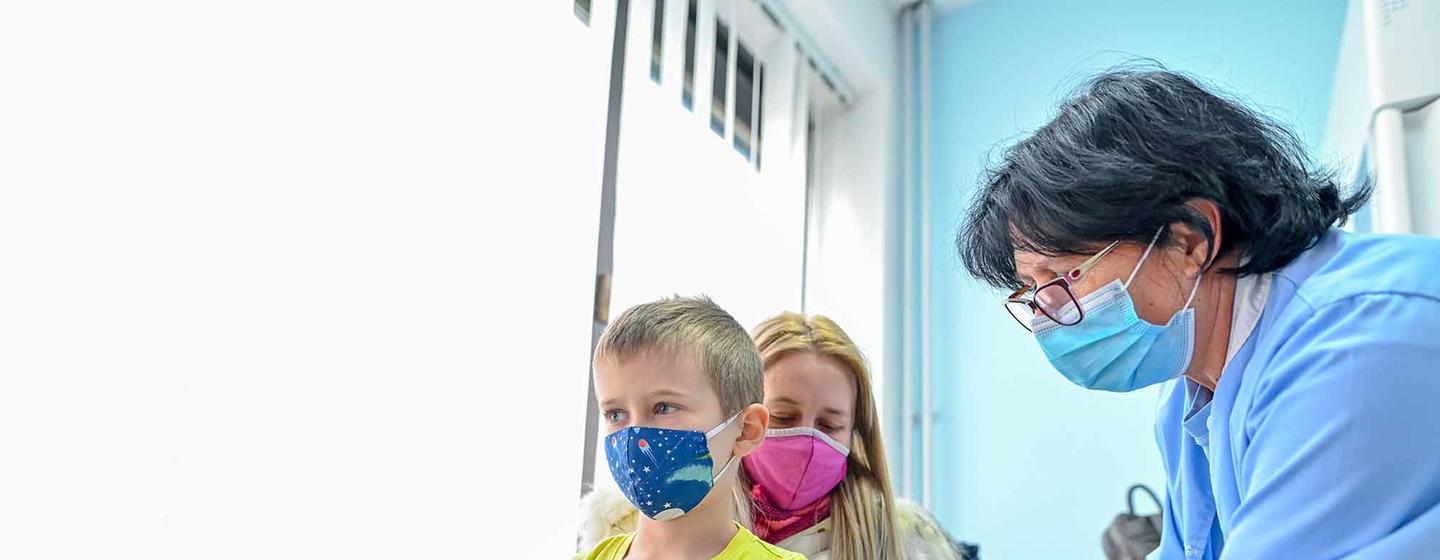 Un enfant de sept ans est revacciné contre la diphtérie, le tétanos et la coqueluche dans une clinique de Skopje, en Macédoine du Nord.