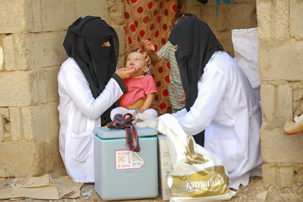 Personal sanitario administra una vacuna oral contra la poliomielitis a un niño durante una campaña de inmunización en un campamento de desplazados internos en la ciudad de Marib, Yemen.