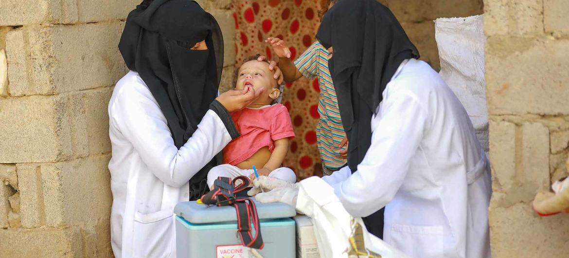 Un niño recibe la vacuna oral contra la poliomielitis durante una campaña de inmunización apoyada por UNICEF en la ciudad de Marib, Yemen.