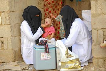 طفل يتلقى لقاح شلل الأطفال الفموي خلال حملة التطعيم التي تدعمها اليونيسف في مدينة مأرب، اليمن.
