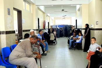 Patients à l'intérieur de la clinique de l'UNRWA à Deir al-Balah, au centre de la bande de Gaza.  