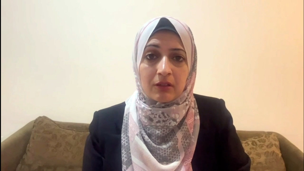 تتحدث إيناس حمدان، مديرة المكتب الإعلامي للأونروا، خلال مقابلة من غزة.