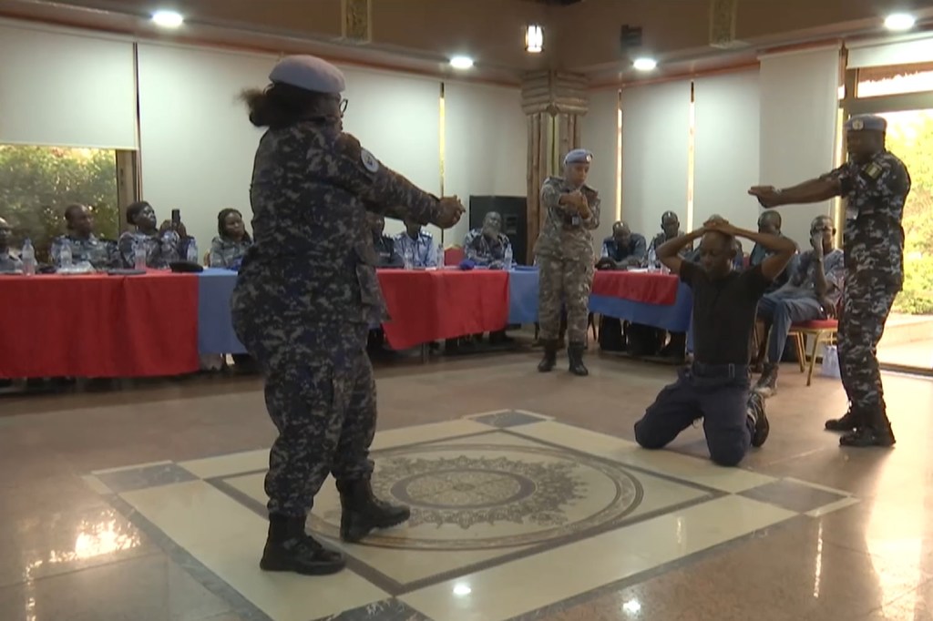 Maafisa wa UNPOL kutoka UNMISS wakionyesha taratibu za kukamatwa na kuwekwa kizuizini wakati wa kipindi cha mafunzo kwa polisi wa Sudan Kusini.